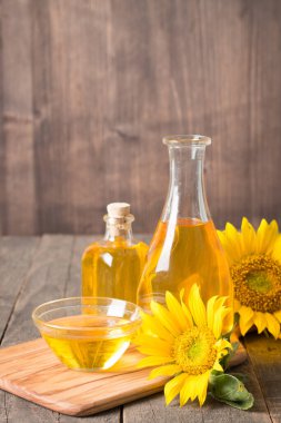 Geleneksel ahşap arka planda tohumları olan ayçiçeği yağı. 