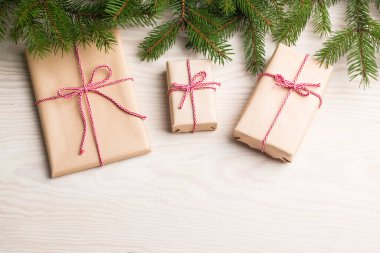 Yılbaşı ve Noel hediyeleri bir ağacın altında. Kış tatili kavramı.