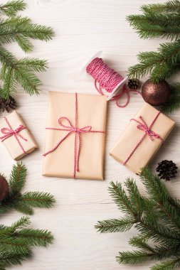 Yılbaşı ve Noel hediyeleri bir ağacın altında. Kış tatili kavramı.