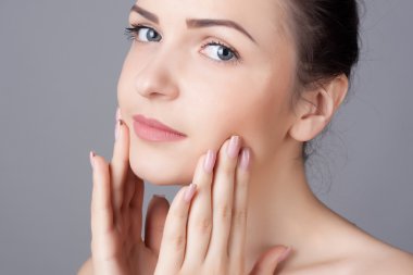 Yakın çekim güzel bir genç kadının portresi. Cilt bakım kavramı. Doğal bir görünüm. Güzellik Portresi. Spa ve sağlık.