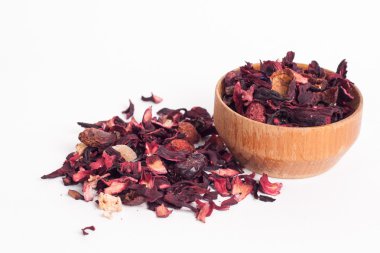 Ahşap Kaplamalar, beyaz zemin üzerine kuru çay. Kırmızı, yeşil ve siyah çay yaprakları. Makro fotoğraf.