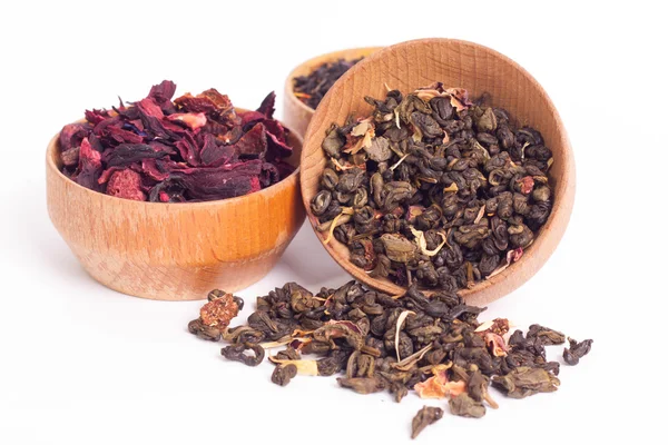 Dry tea in wooden plates, on white background. Leaves of red, green and black tea. Macro photo. — Stock Photo, Image