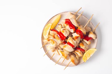 Izgara tavuk şişi. Limonlu ve salatalı Satay. Soslu kebap.. 