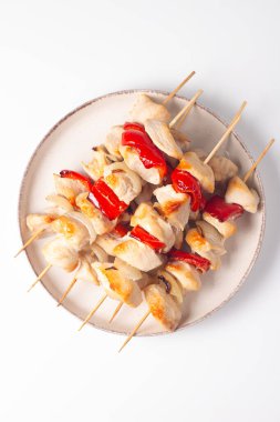 Izgara tavuk şişi. Limonlu ve salatalı Satay. Soslu kebap.. 