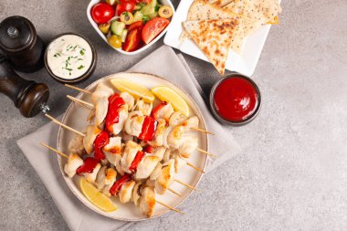 Izgara tavuk şişi. Limonlu ve salatalı Satay. Soslu kebap.. 