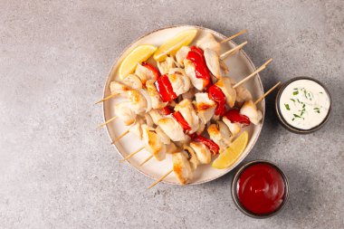 Izgara tavuk şişi. Limonlu ve salatalı Satay. Soslu kebap.. 