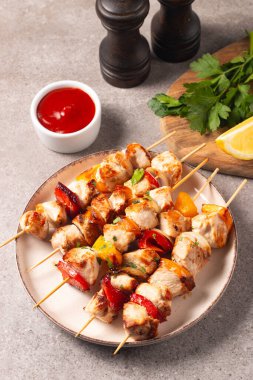 Izgara tavuk şişi. Limonlu ve salatalı Satay. Soslu kebap.. 