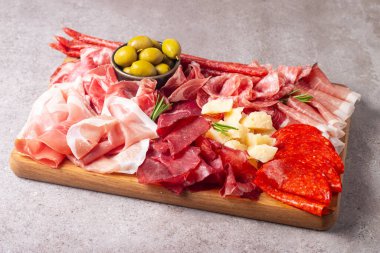 Şarküteri tahtası. Salamlı, jambonlu ve jambonlu et ve peynir tabağı aperatifleri.