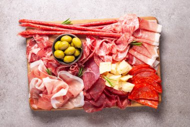 Şarküteri tahtası. Salamlı, jambonlu ve jambonlu et ve peynir tabağı aperatifleri.