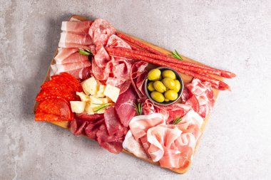 Şarküteri tahtası. Salamlı, jambonlu ve jambonlu et ve peynir tabağı aperatifleri.