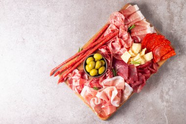 Şarküteri tahtası. Salamlı, jambonlu ve jambonlu et ve peynir tabağı aperatifleri.