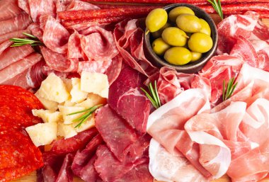 Şarküteri tahtası. Salamlı, jambonlu ve jambonlu et ve peynir tabağı aperatifleri.