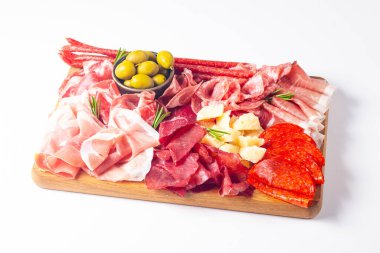 Şarküteri tahtası. Salamlı, jambonlu ve jambonlu et ve peynir tabağı aperatifleri.