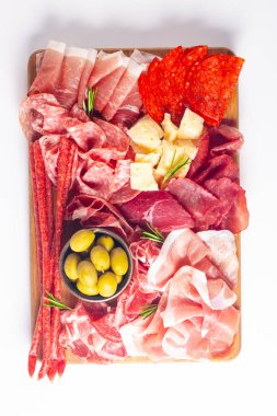 Şarküteri tahtası. Salamlı, jambonlu ve jambonlu et ve peynir tabağı aperatifleri.