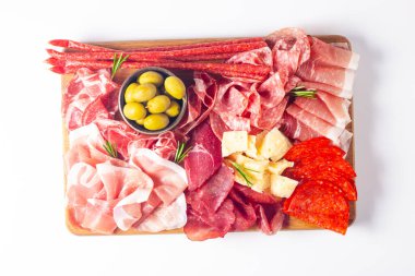 Şarküteri tahtası. Salamlı, jambonlu ve jambonlu et ve peynir tabağı aperatifleri.