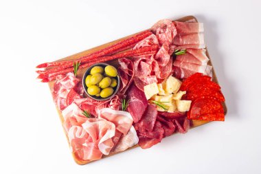 Şarküteri tahtası. Salamlı, jambonlu ve jambonlu et ve peynir tabağı aperatifleri.