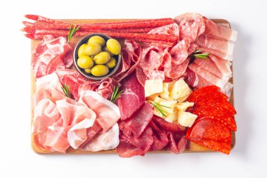 Şarküteri tahtası. Salamlı, jambonlu ve jambonlu et ve peynir tabağı aperatifleri.