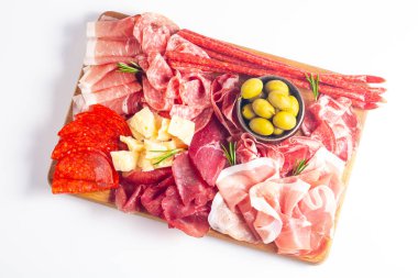 Şarküteri tahtası. Salamlı, jambonlu ve jambonlu et ve peynir tabağı aperatifleri.