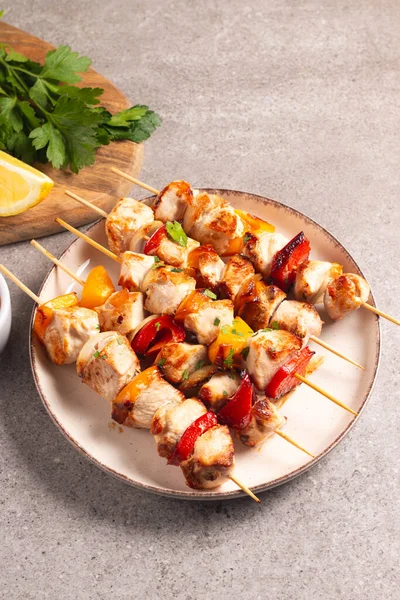 Izgara tavuk şişi. Limonlu ve salatalı Satay. Soslu kebap.. 