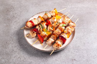 Izgara tavuk şişi. Limonlu ve salatalı Satay. Soslu kebap..