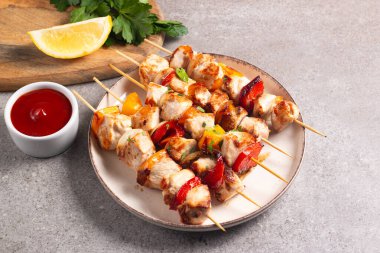 Izgara tavuk şişi. Limonlu ve salatalı Satay. Soslu kebap..