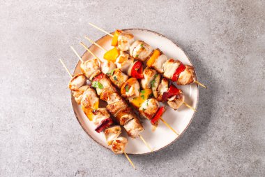 Izgara tavuk şişi. Limonlu ve salatalı Satay. Soslu kebap..