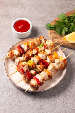 Izgara tavuk şişi. Limonlu ve salatalı Satay. Soslu kebap..