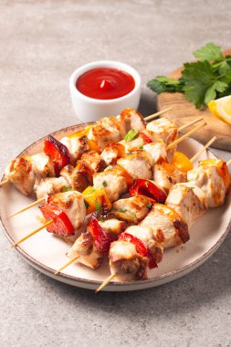 Izgara tavuk şişi. Limonlu ve salatalı Satay. Soslu kebap..