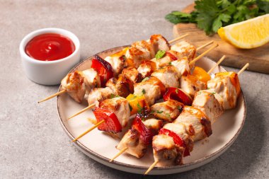 Izgara tavuk şişi. Limonlu ve salatalı Satay. Soslu kebap..