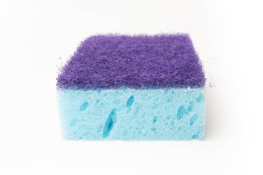 Beyaz arka planda bulaşık yıkamak için sünger