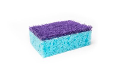 Beyaz arka planda bulaşık yıkamak için sünger