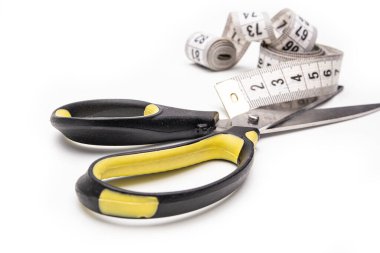 Beyaz arka plandaki terzi için makaslı bir rulet.