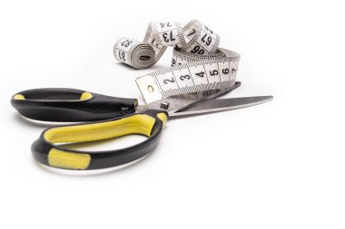 Beyaz arka plandaki terzi için makaslı bir rulet.