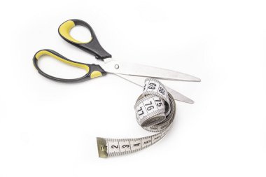 Beyaz arka plandaki terzi için makaslı bir rulet.