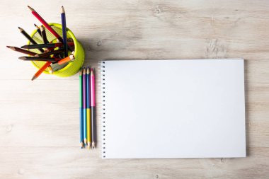 Defterdeki kalemler.