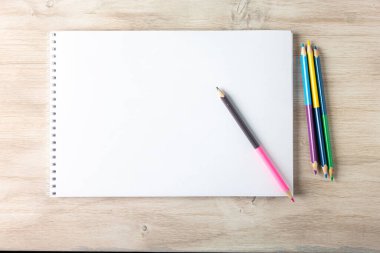 Defterdeki kalemler.