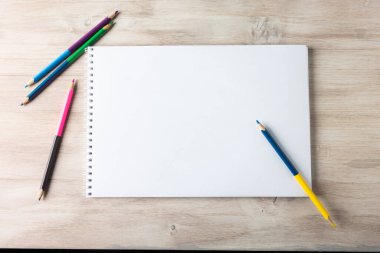 Defterdeki kalemler.