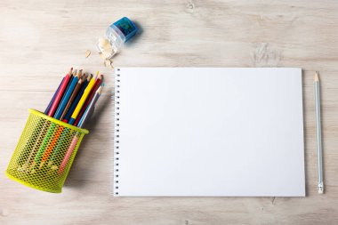 Defterdeki kalemler.