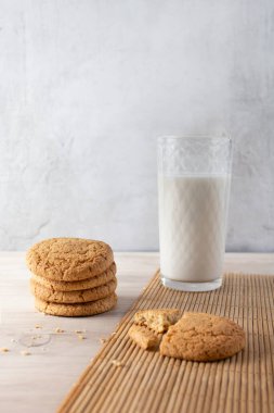 Tahta masada bir bardak sütle kurabiyeler.
