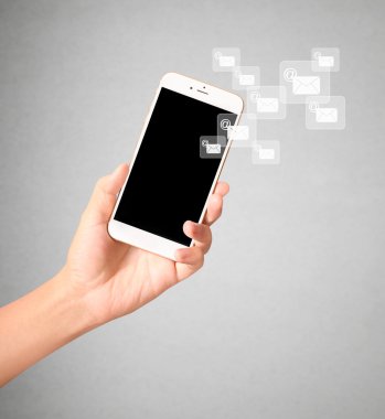 Bir elde ekran akıllı telefonuna dokun