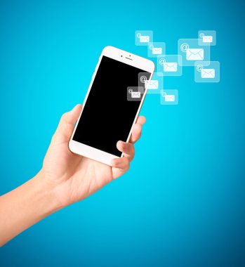 Bir elde ekran akıllı telefonuna dokun