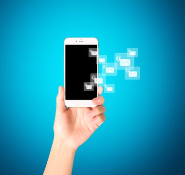 Bir elde ekran akıllı telefonuna dokun