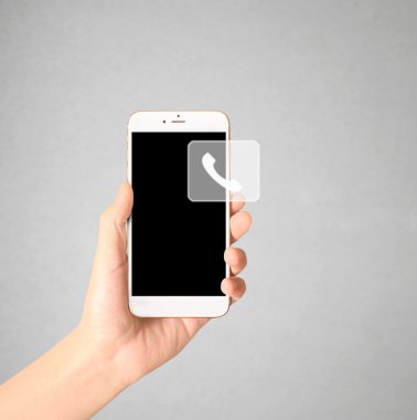 Bir elde ekran akıllı telefonuna dokun