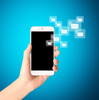 Bir elde ekran akıllı telefonuna dokun