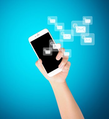 Bir elde ekran akıllı telefonuna dokun