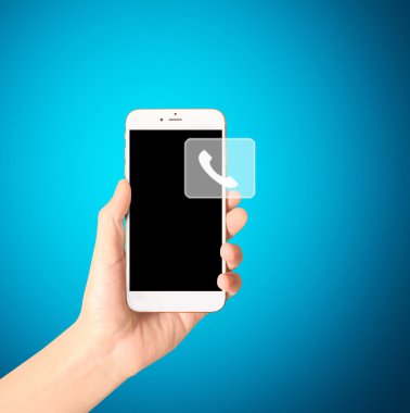 Bir elde ekran akıllı telefonuna dokun