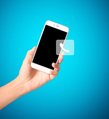 Bir elde ekran akıllı telefonuna dokun