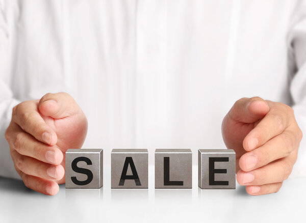 концептуальное слово, образующее металлическую коробку в открытой руке
