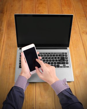 eller iş dizüstü kullanarak meşgul 