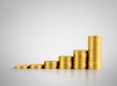 izole altın sikke yığını